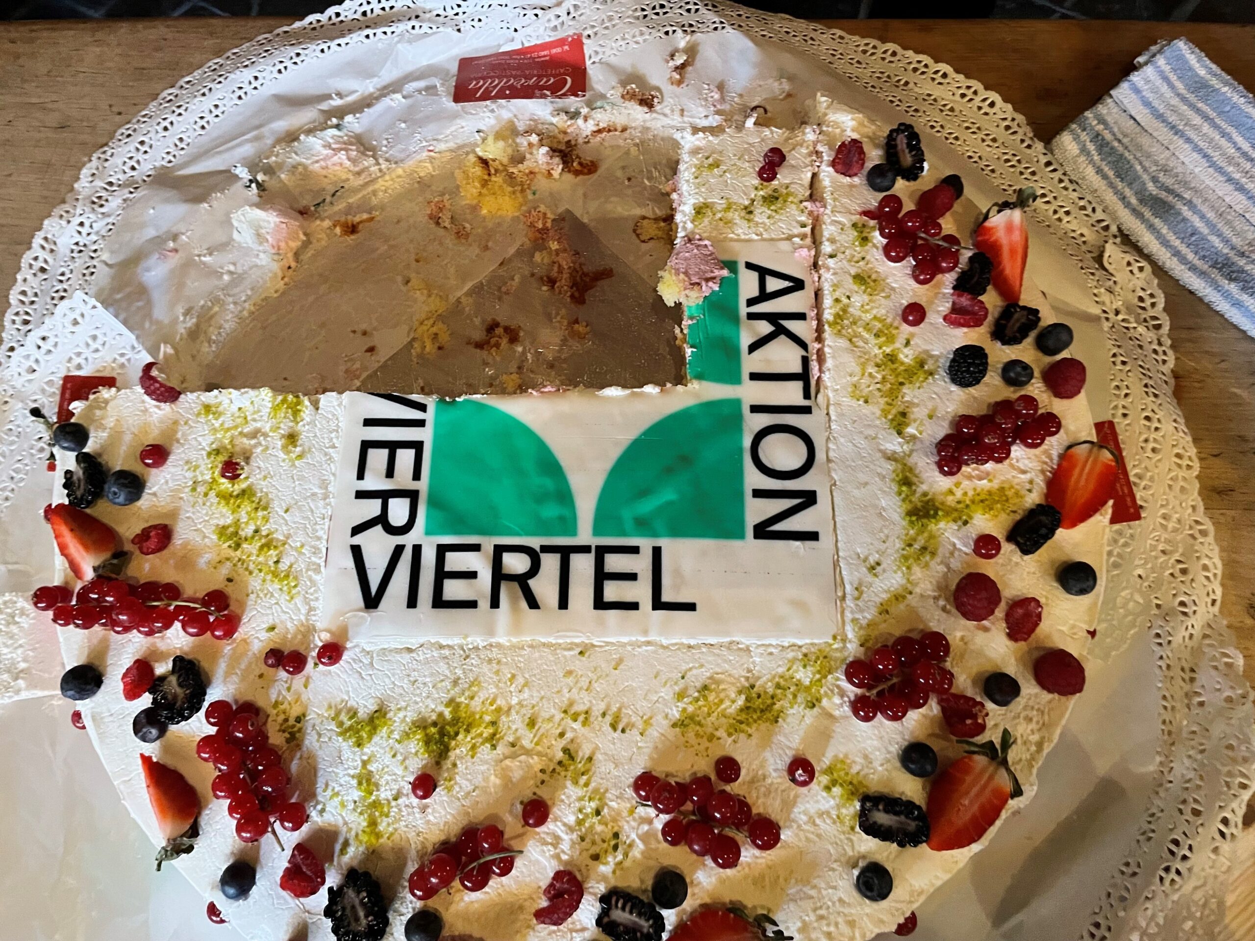 Dem Kuchen fehlt symbolisch ein Viertel, so wie der Schweizer Demokratie, die wieder eine Vierviertel-Demokratie werden soll.
